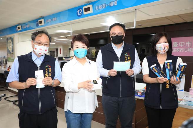 台中市成立「居家安心照护关怀中心」，派送关怀包内除有口罩、试剂、温度计等防疫物资，还首创提供血氧机，供确诊者时时自我监测健康情况。（谢琼云摄）