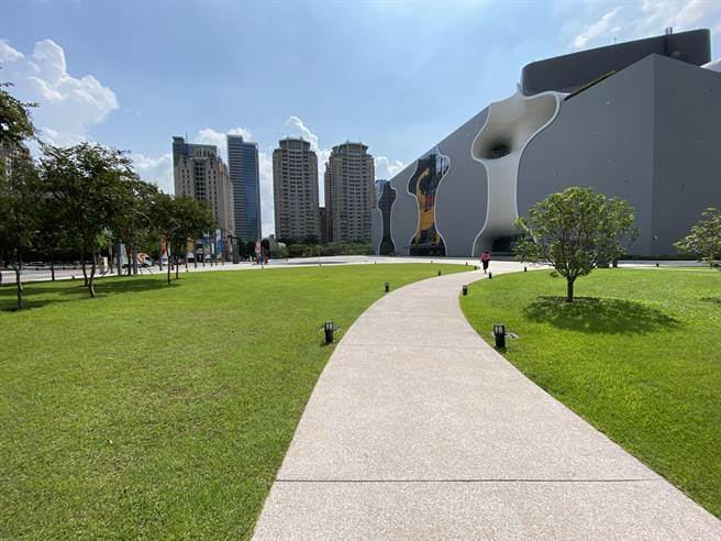 台中国家歌剧院是七期重划区的艺术亮点。（卢金足摄）