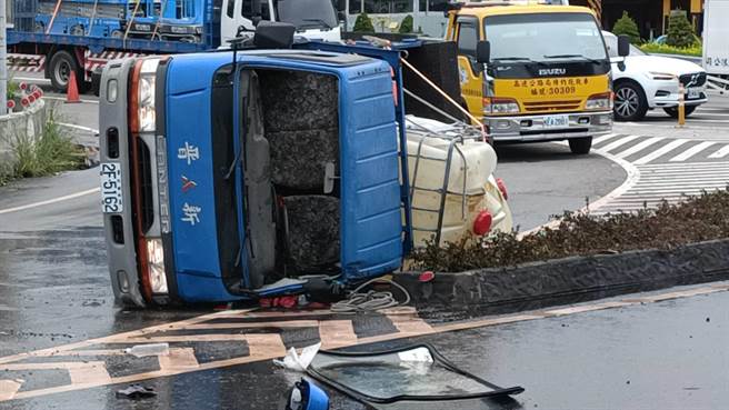 刘姓司机驾驶小货车载运硫酸行经头份交流道匝道时翻覆，硫酸全部洒出。（读者提供／谢明俊苗栗传真）