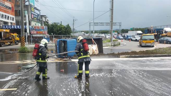 刘姓司机驾驶小货车载运硫酸行经头份交流道匝道时翻覆，硫酸全部洒出，头份消防分队人员以强力水柱喷洒稀释硫酸。（读者提供／谢明俊苗栗传真）