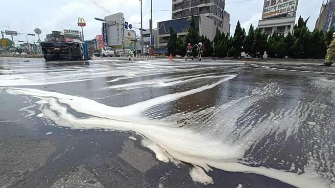 刘姓司机驾驶小货车载运硫酸行经头份交流道匝道时翻覆，硫酸全部洒出。（读者提供／谢明俊苗栗传真）