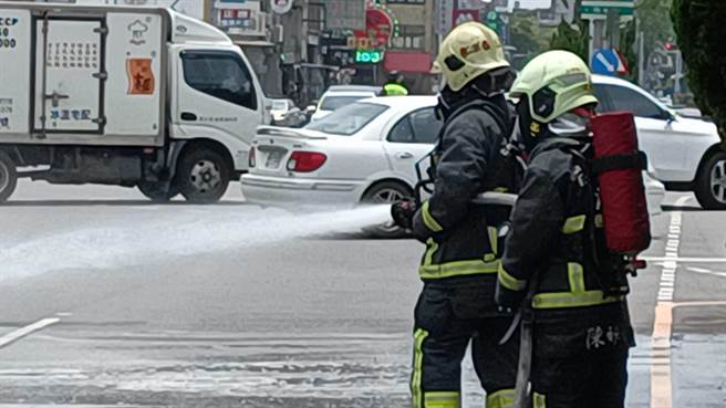 刘姓司机驾驶小货车载运硫酸行经头份交流道匝道时翻覆，硫酸全部洒出，头份消防分队人员以强力水柱喷洒稀释硫酸。（读者提供／谢明俊苗栗传真）