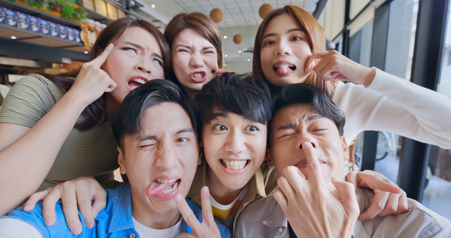 巨蟹座、水瓶座、天秤座、白羊座擁有好運，身邊朋友都非常講義氣。（示意圖／shutterstock）