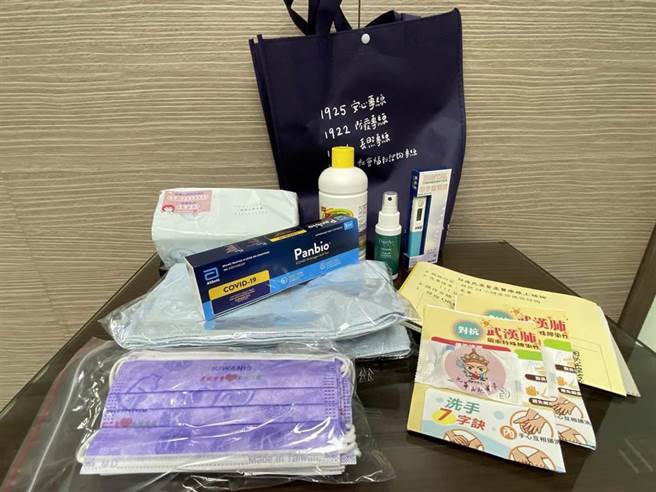 嘉义市政府备妥防疫包里有快筛剂、温度计、口罩、消毒液等防疫物资。（廖素慧摄）