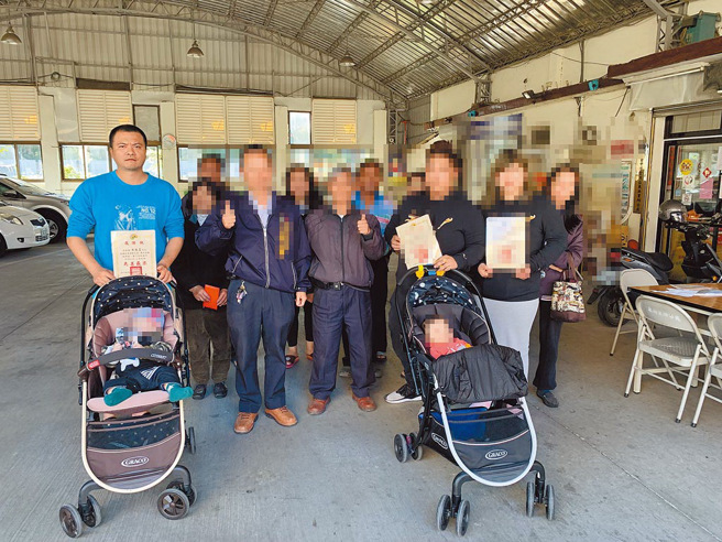 桶屍案主嫌徐德益（左一）在殘殺少女及土地掮客後，曾捐數萬元幫助老家里內中低收入戶，里長回贈「為善最樂」感謝狀。（資料照片）