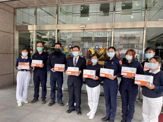 佛教慈濟慈善事業基金會，20日贈送600劑快篩試劑。（大同警分局提供）