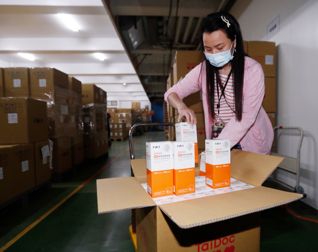 家用快筛试剂实名制4月28日上路，民眾可持健保卡购买。（陈怡诚摄）