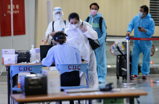 指挥中心表示，自5月1日零时起，调整国籍航空机组员返臺检疫防疫措施。(资料照/陈麒全摄)
