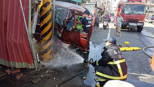嘉義縣消防局獲報趕到，黃男夾在駕駛座上已無呼吸心跳，經破壞車體將人救出送醫仍回天乏數。（嘉義縣消防局提供∕呂妍庭嘉義傳真）
