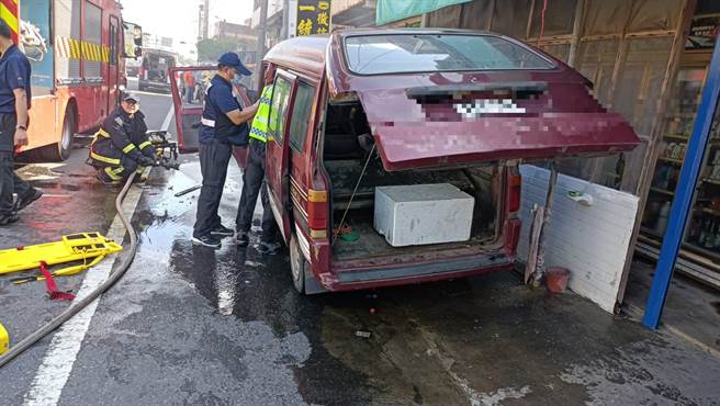 嘉義縣消防局獲報趕到，黃男夾在駕駛座上已無呼吸心跳，經破壞車體將人救出送醫仍回天乏數。（嘉義縣消防局提供∕呂妍庭嘉義傳真）