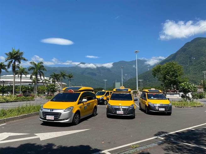 花莲爱心计程车提供身心障碍者友善乘车服务，5月1日起搭乘补助费用调升。（本爆资料照片／罗亦晽摄）