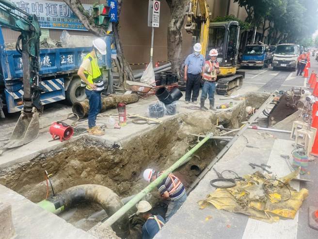 林森南、青島東路口進行瓦斯管線汰換，引發虛驚。（陳鴻偉翻攝）