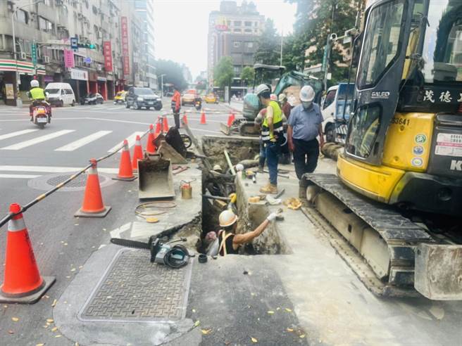 林森南、青島東路口進行瓦斯管線汰換，引發虛驚。（陳鴻偉翻攝）
