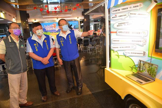 南投县为台湾观光首都，每年吸引千万游客到访，县府除积极推广观光旅游之外，交通安全也是相当重要课题之一，县府今年度将深入校园、社区、以及各大观光景点等，进行以人为本的交通宣导。(县府提供／吴建辉南投传真)