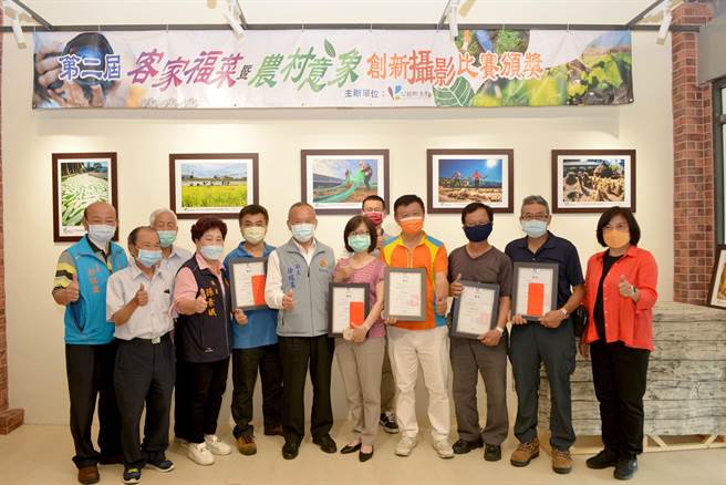 公館鄉農會27日上午在苗栗特色館隘寮下奉茶亭舉辦「第二屆客家福菜暨農村意象創新攝影比賽」頒獎典禮。（苗栗縣政府提供／李京昇苗栗傳真）