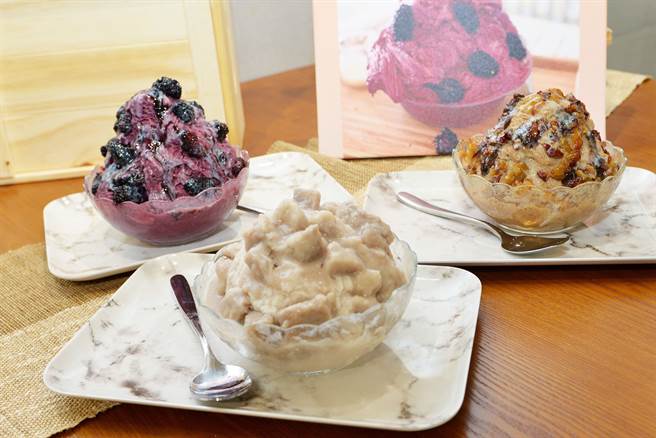 雪花冰自5月1日起在特色館隘寮下奉茶亭新鮮上市。（苗栗縣政府提供／李京昇苗栗傳真）