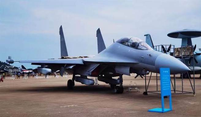 解放军歼-16D电战攻击机2021年9月28日—10月3日首度公开在广东珠海航展会场亮相。（央视）