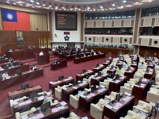 台北市長柯文哲下午赴市議會報告追加減預算。（黃婉婷攝）