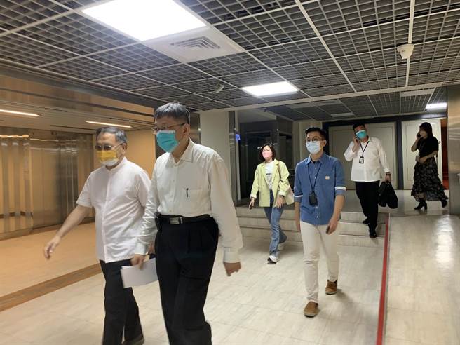 台北市長柯文哲今日下午赴新黨議會黨團報告重大政策及優先法案。（黃婉婷攝）