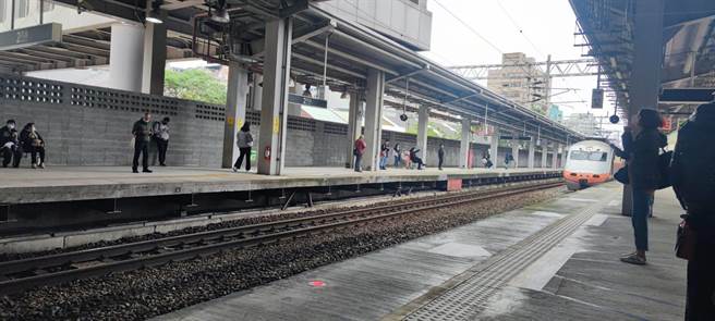台铁5月1日恐停驶，新竹区监理所桃园监理站配合公路总局规画，在桃园火车站周边备妥替代路线。（赖佑维摄）