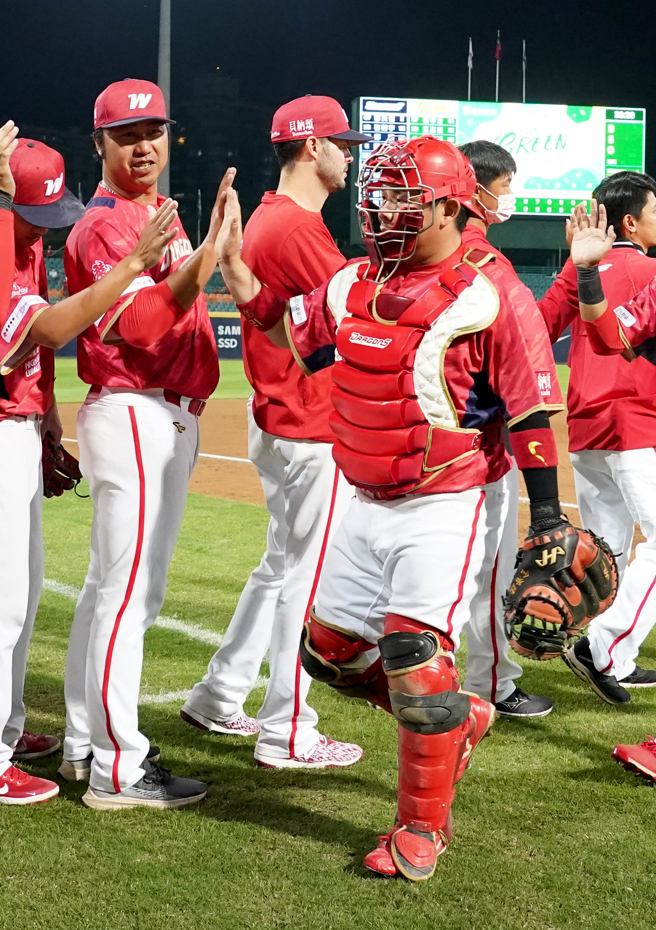 中華職棒大聯盟4月27日預定於天母棒球場舉行的中信兄弟對味全龍之戰，因賽前快篩有味全龍隊職員出現陽性反應，聯盟依防疫應變計畫決定取消本場賽事，並通知衛生單位安排PCR檢測。（資料照，味全龍提供）