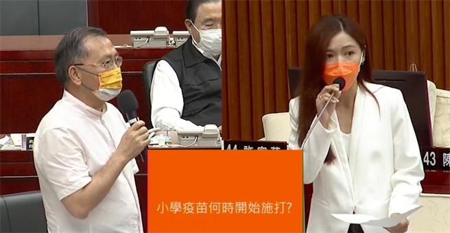 台北市副市长蔡炳坤（左）27日说明学童接种疫苗。（摘自台北市长柯文哲YouTube）