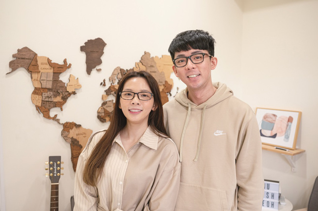 访谈中阿滴主动cue滴妹聊「再睡5分钟」四月二度与超商合作，看得出两人的兄妹情深。（摄影／程芷盈）