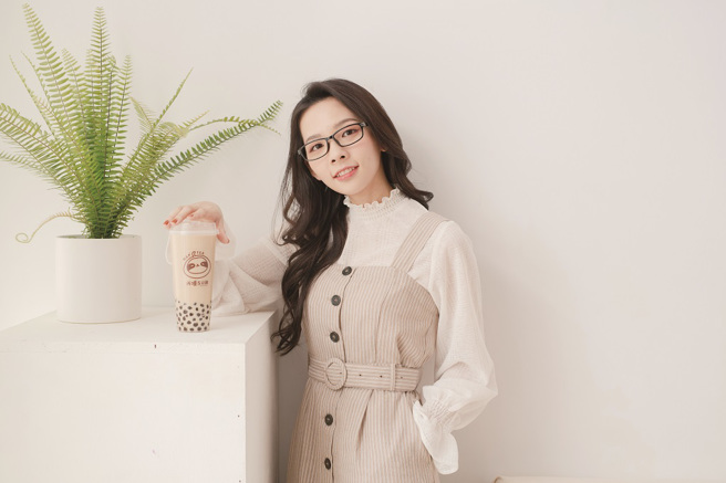 滴妹曾向往电影里大企业菁英上班族形象，没想到因缘际会踏入影音创作界，更成为创业家。（照片提供／阿滴英文）