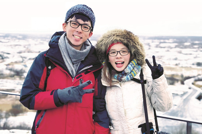 感情相当好的阿滴与滴妹，曾与一群YouTuber好友到冰岛追极光，成为滴妹难以忘怀的回忆。（照片提供／阿滴英文）