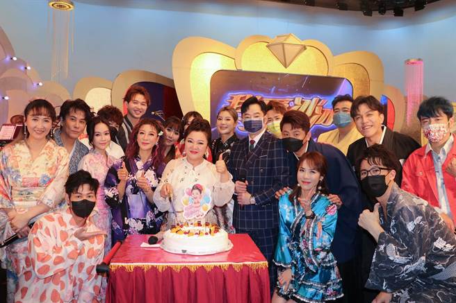 白冰冰（中）錄《我愛冰冰Show》時喜迎67歲生日。（中視提供）