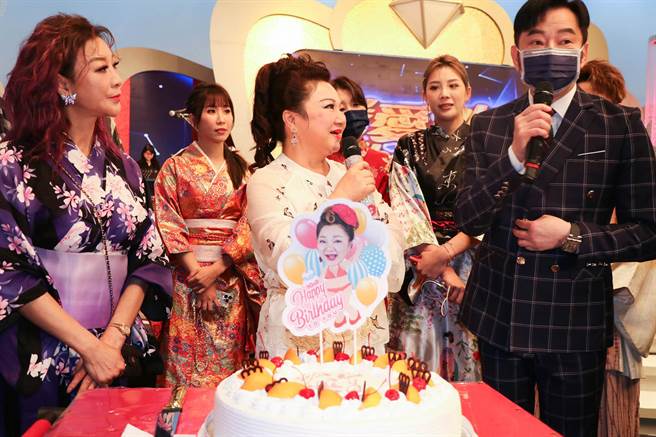 白冰冰（中）感謝陽帆（右）助攻演藝的第二春。（中視提供）