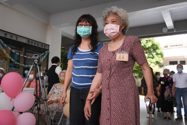 女儿陪着失智妈妈一起上台走秀，留下最难忘也最珍贵的回忆。