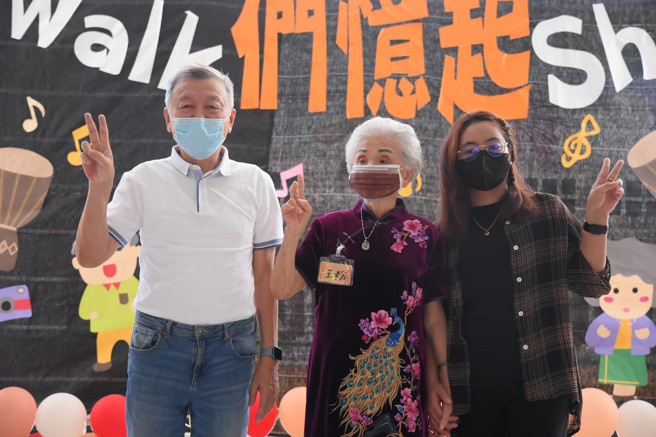 爱漂亮的102岁高龄王阿嬷（中）特地sedo头髮，身穿当初100岁庆生的紫红色旗袍。