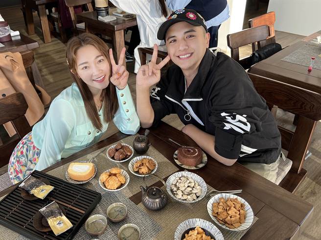 张文绮（左）主持《食尚》变胖，出外景前必节食维持身材。（TVBS提供）