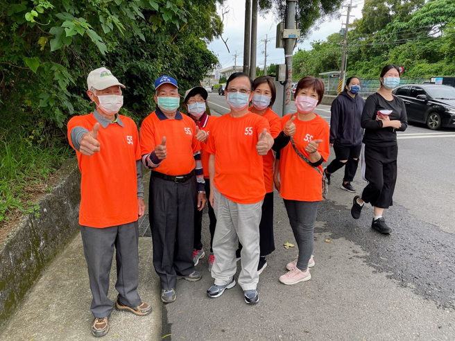高齡82歲（左一）及86歲（左二）的賢孝里里民也參與其中。