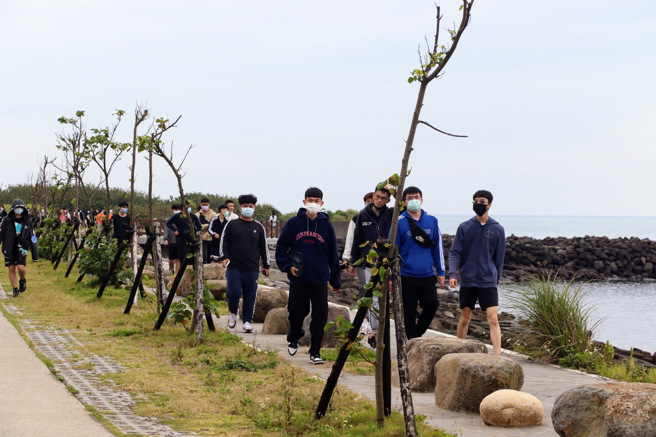 參與者或走或跑，途中會經過非常美麗的新埔海堤秘境。