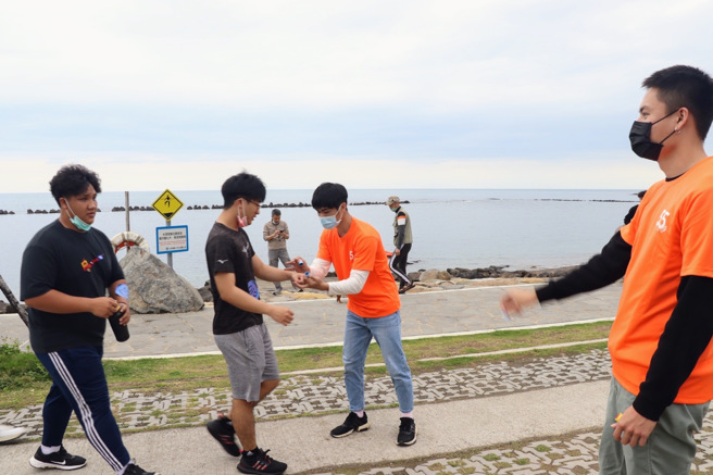 工作人員在路跑者手上蓋上印章，確認已完成一半路程。