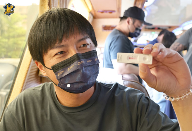 中信兄弟總教練林威助秀出快篩結果。（中信兄弟提供）