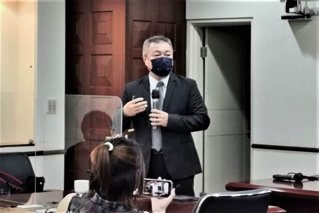 法务部保护司副司长吴怡明说明加入行政院社会安全网第二期计画。(张志康摄)