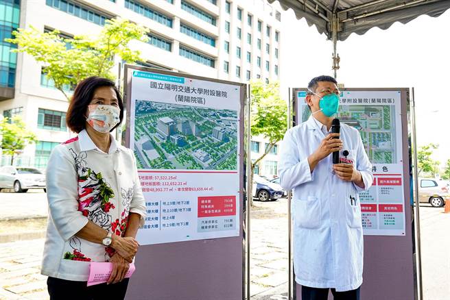 宜兰县长林姿妙（左）今天前往阳明交通大学附设医院，视察2期工程，并听取院长杨纯豪的简报。（李忠一摄）