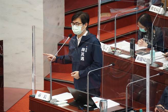 高雄市长陈其迈蜡烛两头烧，除要坐镇防疫，还需列席备询。（柯宗纬摄）