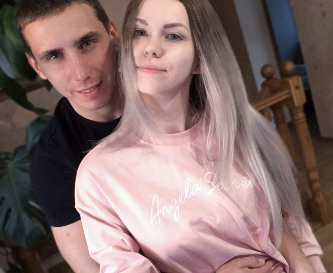 俄羅斯士兵羅曼(Roman Bykovsky)與妻子奧爾加(Olga Bykovskaya)甜蜜合照。（圖/截自@ProtestSPb推特）