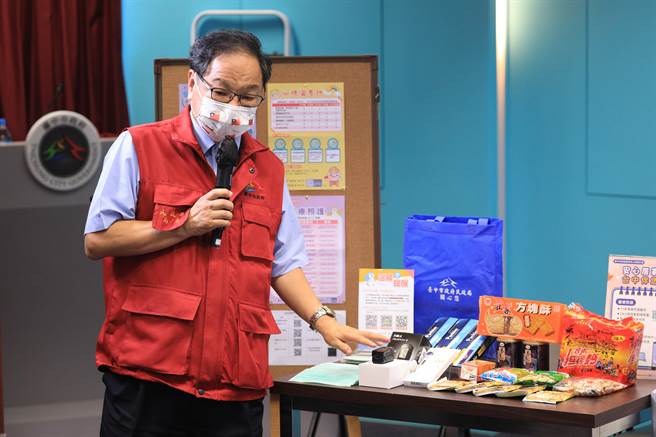 中央日前公布確診者自主通報流程，台中市統計26日就有331案是自主通報，市長盧秀燕承諾為鼓勵民眾自主通報，將優先發出隔離通知單以及關懷包。（馮惠宜攝）