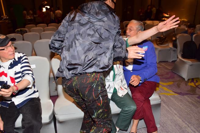 謝賢在節目記者會上，指責曾江裝病，氣得動手搧他巴掌。(圖/ 取自中時資料庫，明報提供)