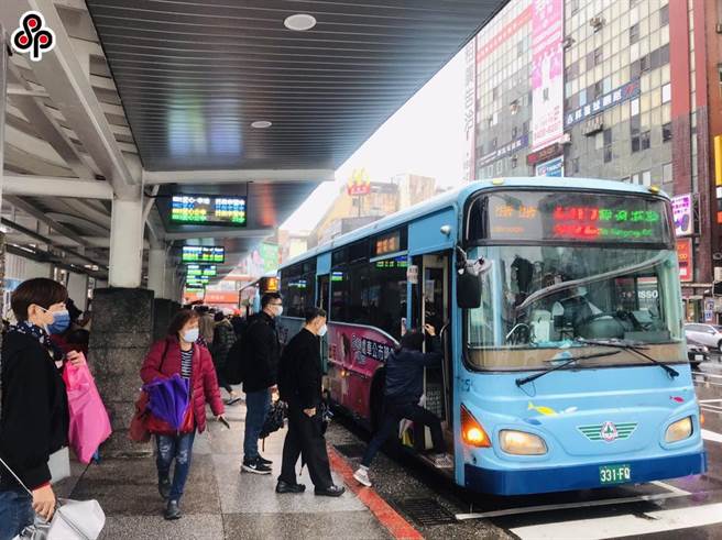 基隆传出1名公车司机确诊新冠肺炎，基隆市长政府强调，市公车都有做好防疫措施，感染司机接触者都已居家隔离。图为示意图。（资料照片）