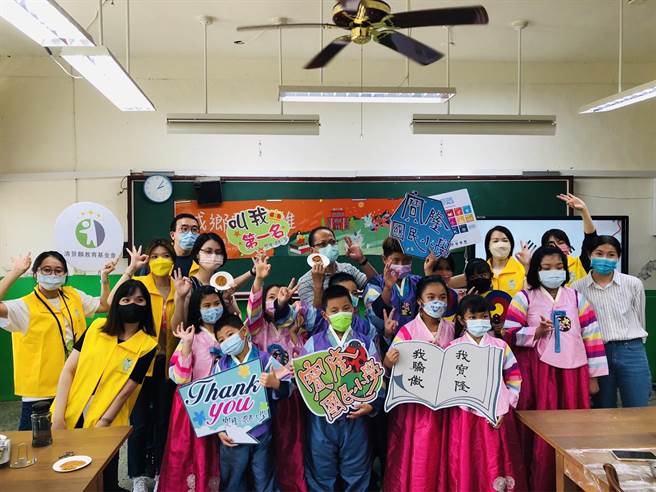 清景麟教育基金会基今率志工前往到全校仅有15位学生的甲仙区宝隆国小，举办韩国文化体验活动。（柯宗纬翻摄）
