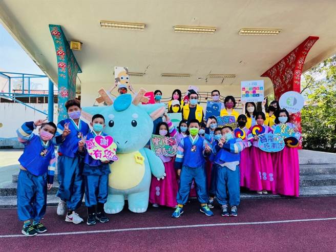 清景麟教育基金会基今率志工前往到全校仅有15位学生的甲仙区宝隆国小，举办韩国文化体验活动。（柯宗纬翻摄）