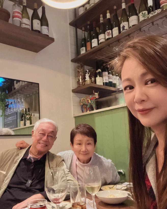 王馨平去年年底晒出和曾江吃饭的合照。（摘自IG）