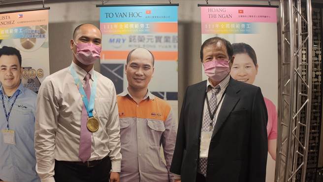 劳动部今天举行「111年全国模范劳工表扬典礼」，颁奖给获得的56位模范劳工。（林良齐摄）