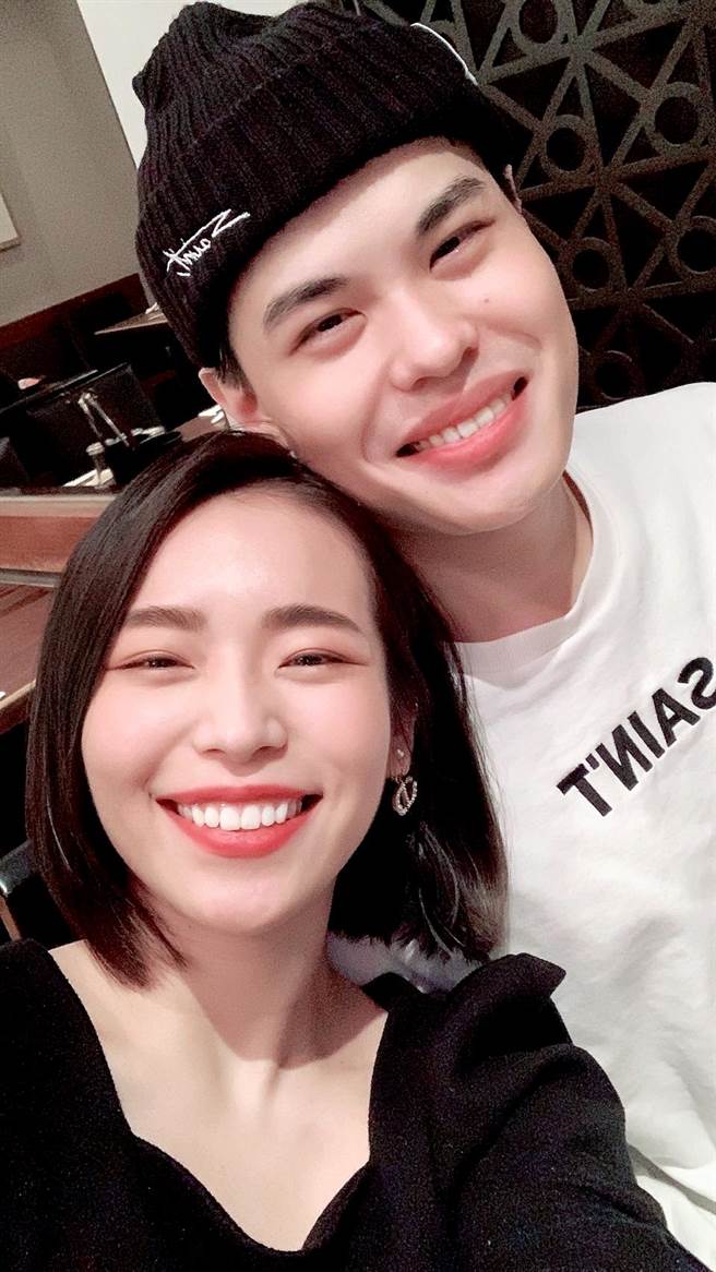 嘟嘟與聖結石結婚多年。（嘟嘟提供）